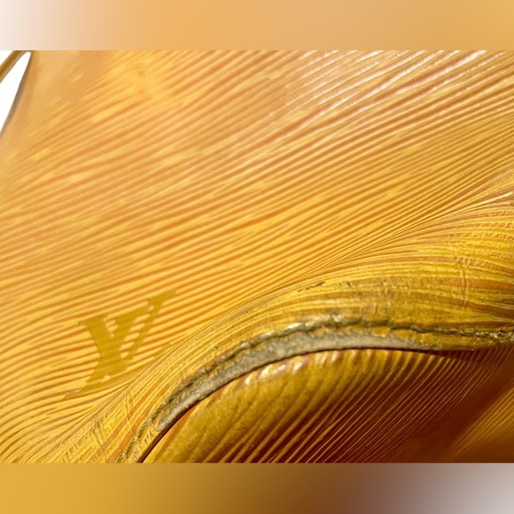 Authentic Louis Vuitton Noe Yellow Epi Leather bag 🥳 - Picture 7 of 12